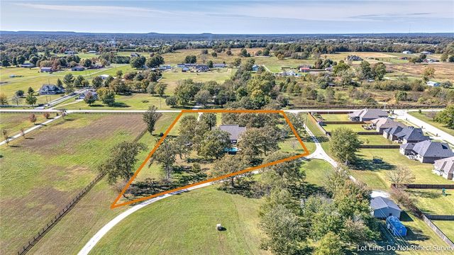 726 S Bausinger Road, Tontitown, AR 72762