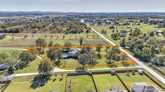 726 S Bausinger Road, Tontitown, AR 72762