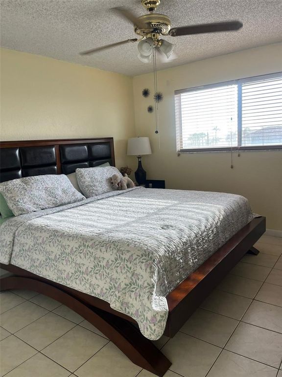 2735 W 52nd St 502, Hialeah, FL 33016