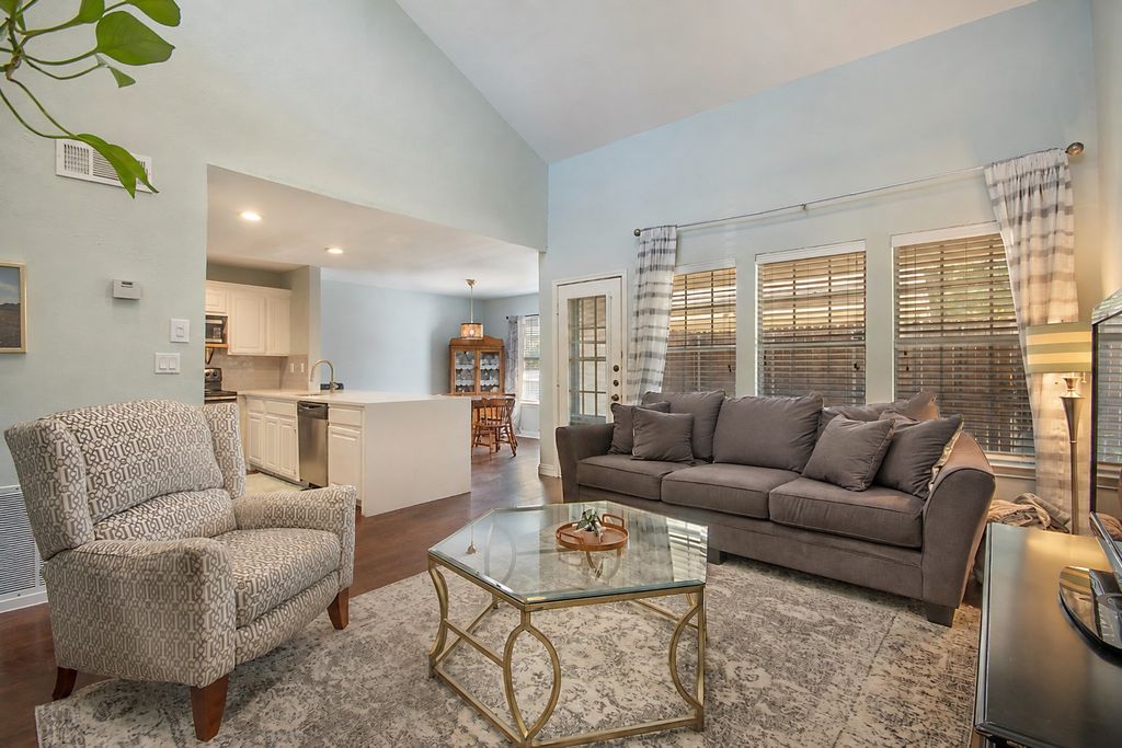704 Creekwood Drive, Lewisville, TX 75067 — photo 4