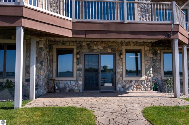 1038 Cantabrian Drive, Lake Isabella, MI 48893