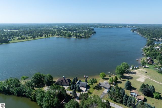 1038 Cantabrian Drive, Lake Isabella, MI 48893