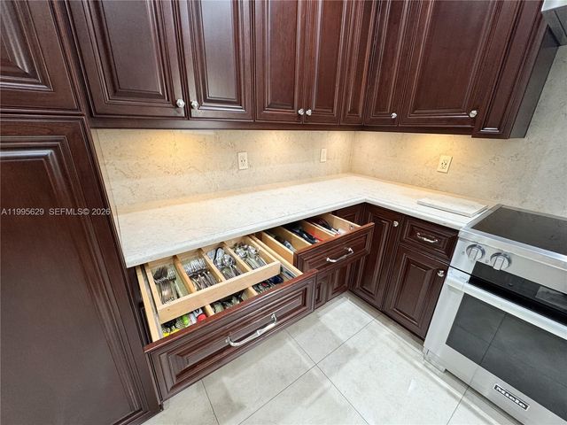 2723 E Abiaca Cir, Davie, FL 33328