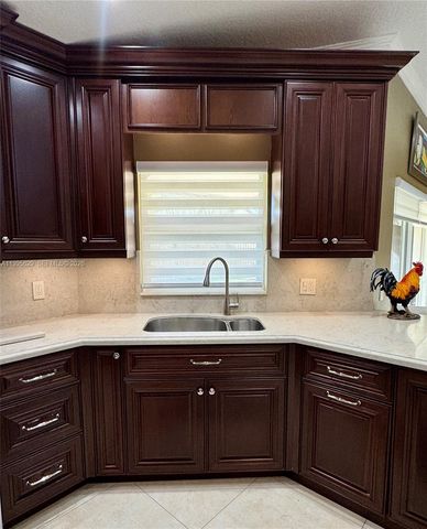 2723 E Abiaca Cir, Davie, FL 33328