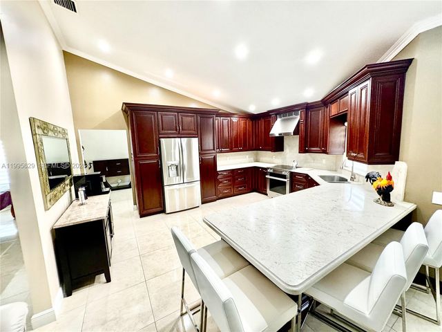 2723 E Abiaca Cir, Davie, FL 33328