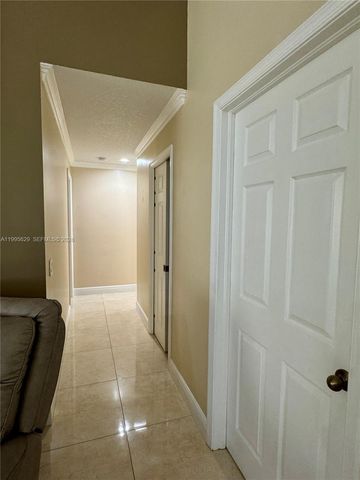 2723 E Abiaca Cir, Davie, FL 33328