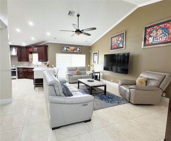 2723 E Abiaca Cir, Davie, FL 33328