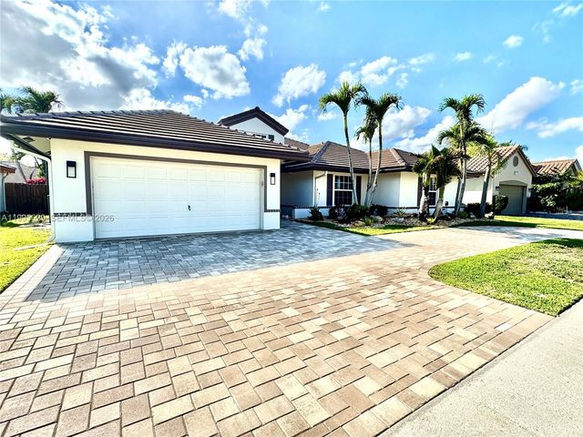 2723 E Abiaca Cir, Davie, FL 33328