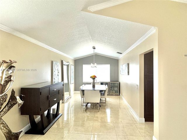 2723 E Abiaca Cir, Davie, FL 33328