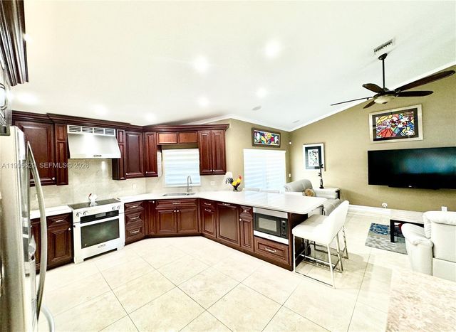 2723 E Abiaca Cir, Davie, FL 33328