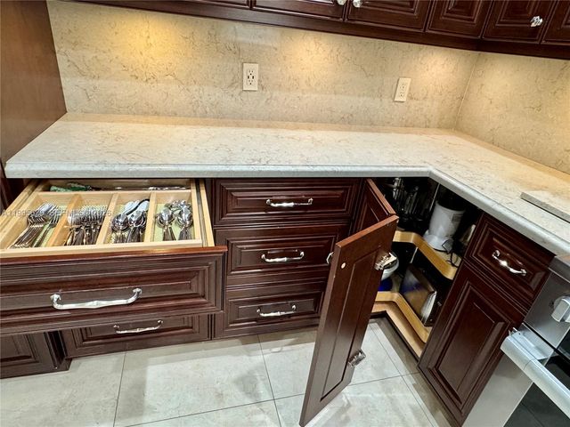 2723 E Abiaca Cir, Davie, FL 33328