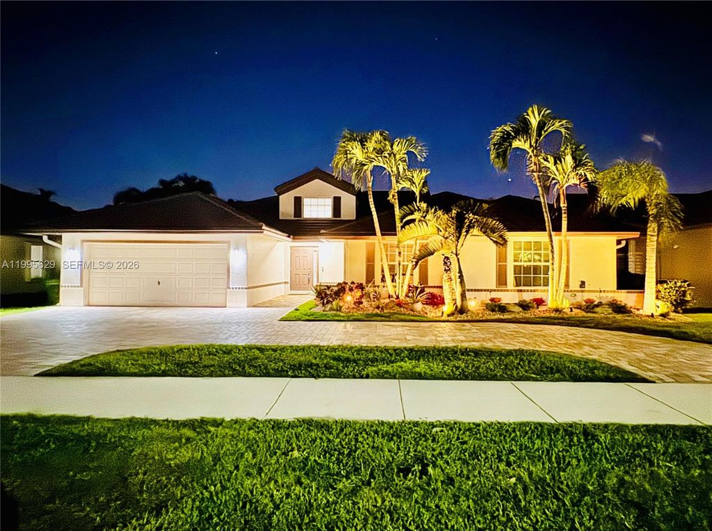 2723 E Abiaca Cir, Davie, FL 33328