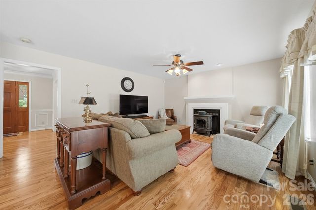 1032 30th Avenue Lane NE, Hickory, NC 28601