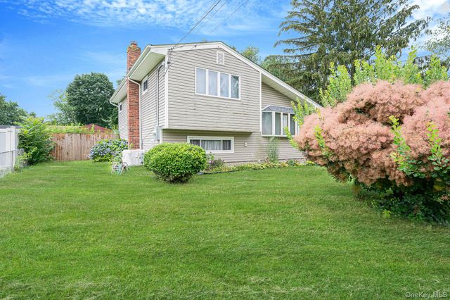 10 Laurie Road, Brentwood, NY 11717