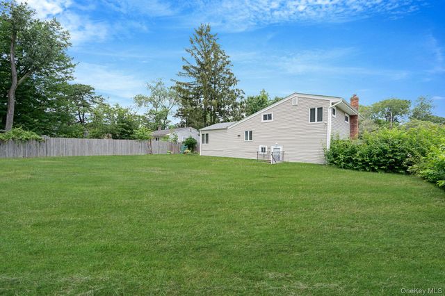 10 Laurie Road, Brentwood, NY 11717