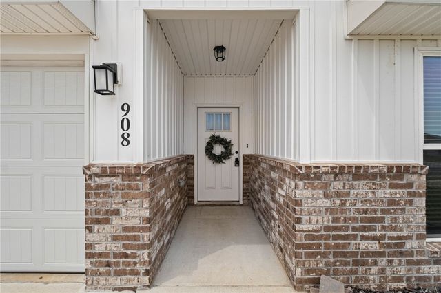 908 S Sparrow Street, Siloam Springs, AR 72761