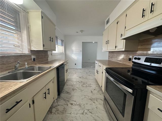 136 Daniel Moore St, Portland, TX 78374