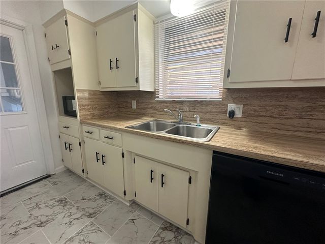 136 Daniel Moore St, Portland, TX 78374