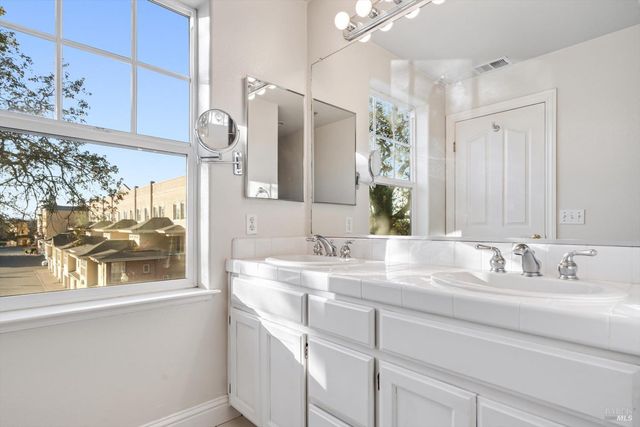 772 McClelland Dr, Windsor, CA 95492