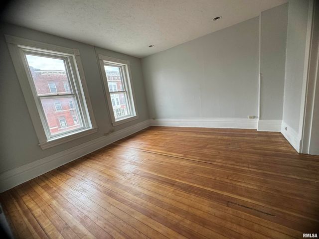 710 W 3RD Street, Davenport, IA 52802