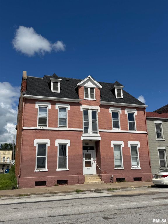 710 W 3RD Street, Davenport, IA 52802