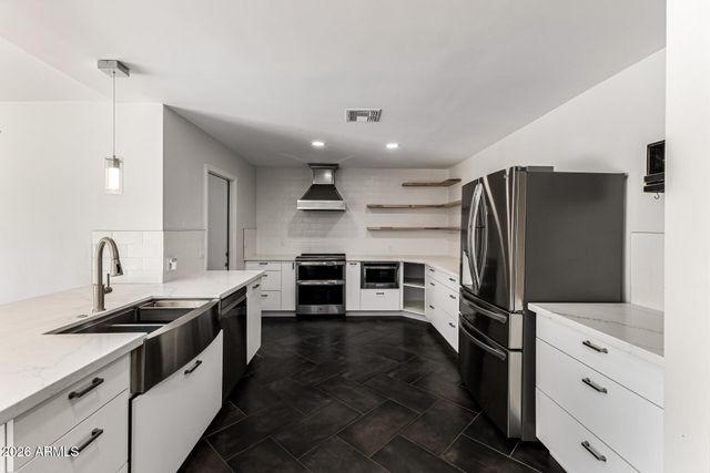 4133 W TOPEKA Drive, Glendale, AZ 85308