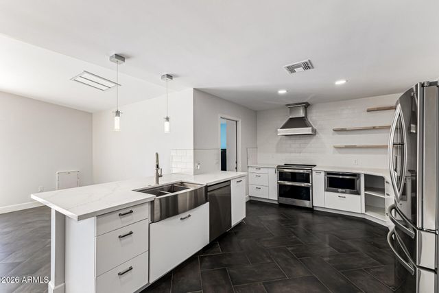 4133 W TOPEKA Drive, Glendale, AZ 85308