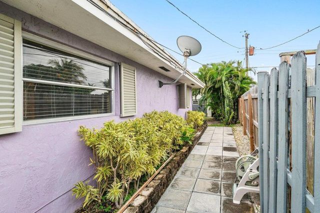 1220 SW 25th Place, Boynton Beach, FL 33426