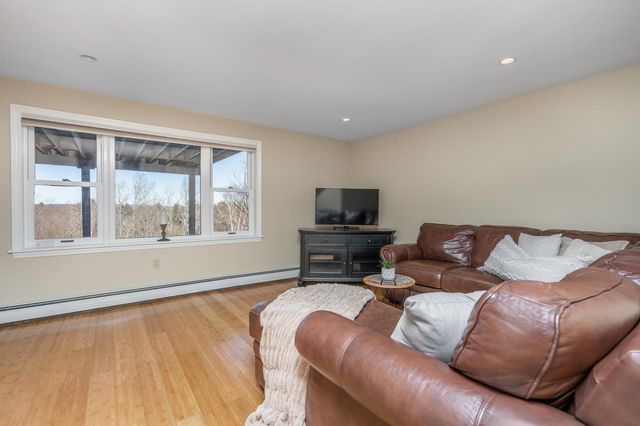 184 Deerfield Road, Nottingham, NH 03290