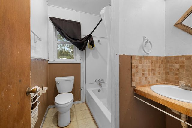 148 E Boundary ST, Giddings, TX 78942