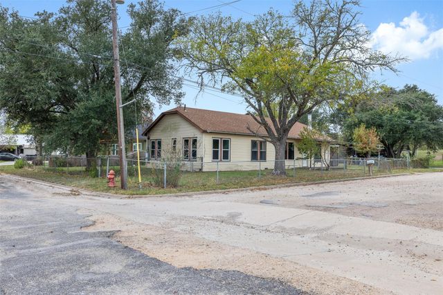 148 E Boundary ST, Giddings, TX 78942