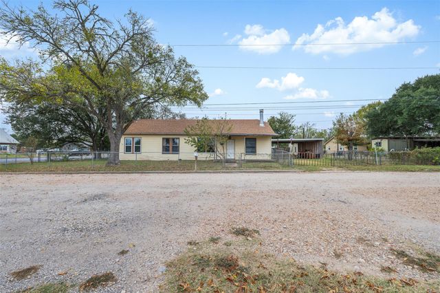 148 E Boundary ST, Giddings, TX 78942