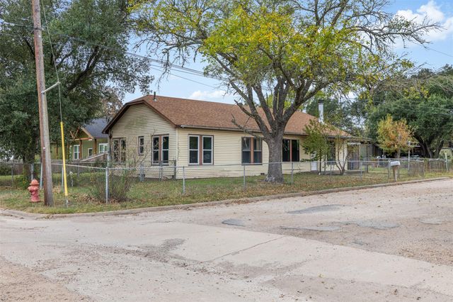148 E Boundary ST, Giddings, TX 78942