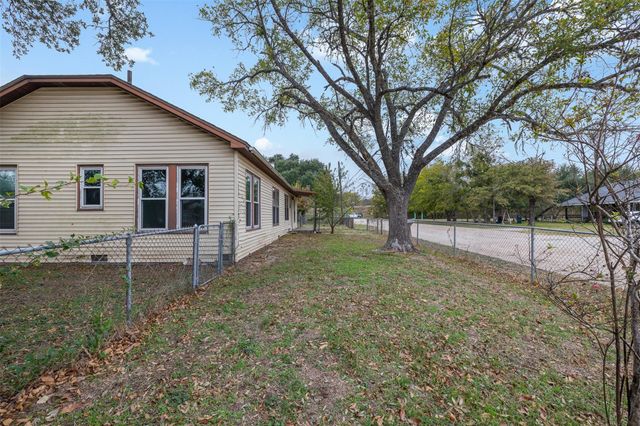 148 E Boundary ST, Giddings, TX 78942