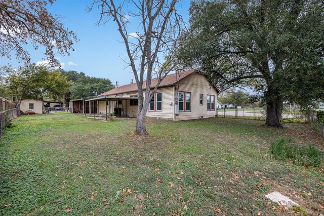 148 E Boundary ST, Giddings, TX 78942