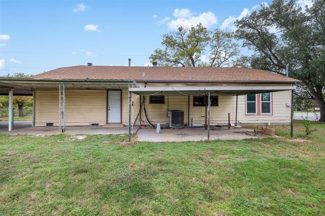 148 E Boundary ST, Giddings, TX 78942