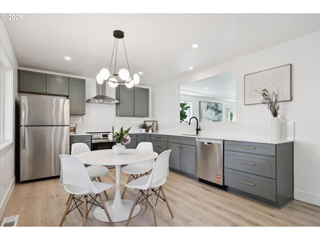 10114 N CALHOUN Ave, Portland, OR 97203