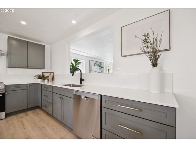10114 N CALHOUN Ave, Portland, OR 97203