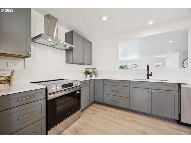 10114 N CALHOUN Ave, Portland, OR 97203