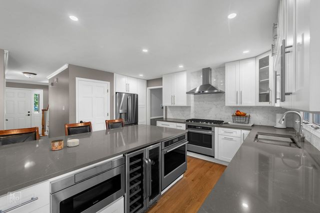 3207 Barnes Lane, Naperville, IL 60564