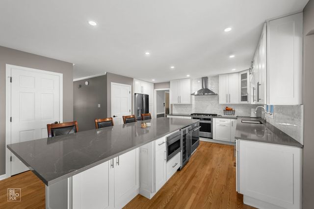 3207 Barnes Lane, Naperville, IL 60564