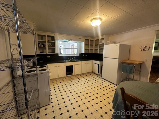 7 Poplar Drive, Spruce Pine, NC 28777