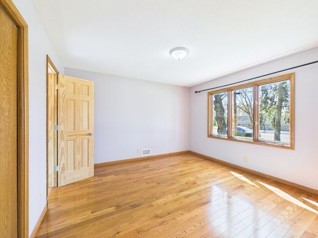 5212 W 70th Street, Edina, MN 55439