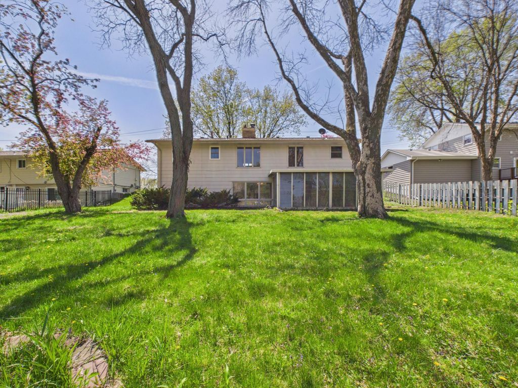 5212 W 70th Street, Edina, MN 55439