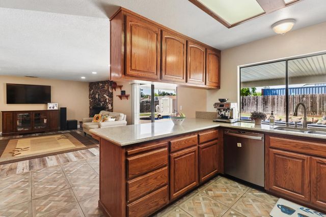 8951 Lansdowne Ct, Elk Grove, CA 95624