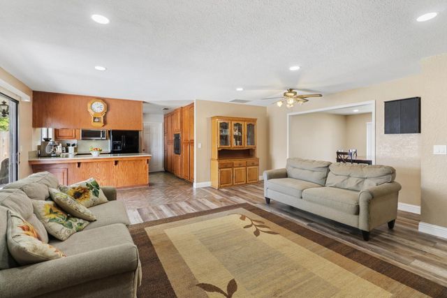 8951 Lansdowne Ct, Elk Grove, CA 95624