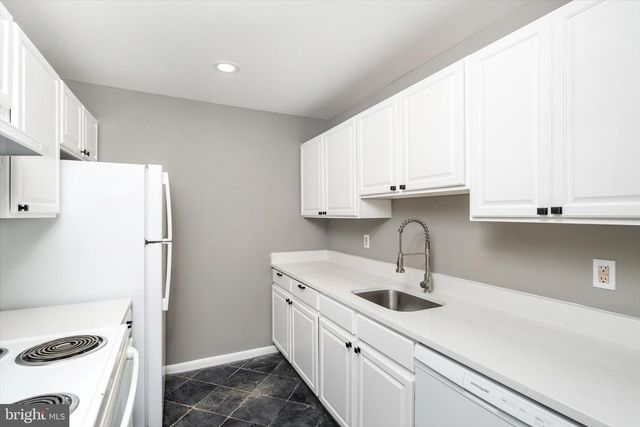 U7 AVON DR, East Windsor, NJ 08520