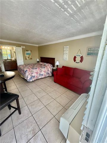 2555 Tamiami TRL N 250, Naples, FL 34103