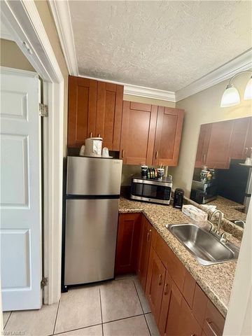 2555 Tamiami TRL N 250, Naples, FL 34103