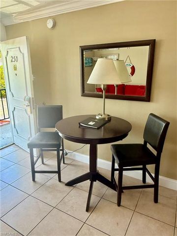 2555 Tamiami TRL N 250, Naples, FL 34103